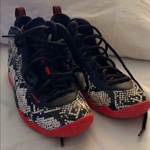 Boys Nike form sneakers